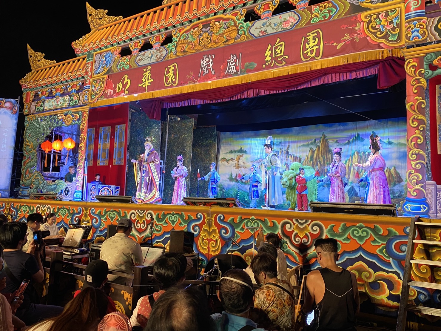 向全高雄偉大的媽媽致敬 高市議會陪市民看明華園