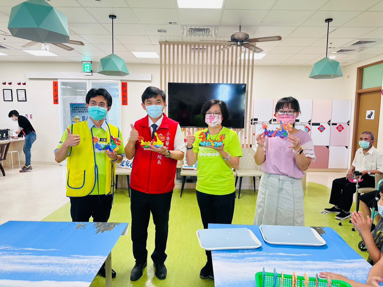 小港汕尾社區日照中心舉辦陸上龍舟遊端午