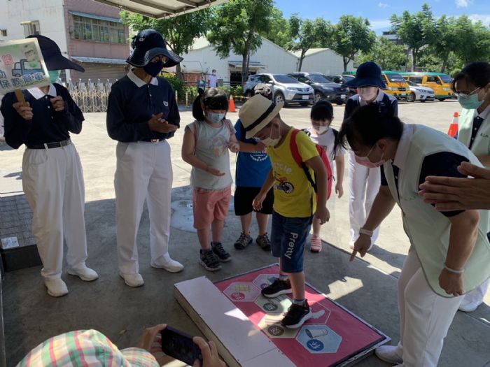 慈濟行動環保教育車到八德 給學子一個不同的暑期體驗