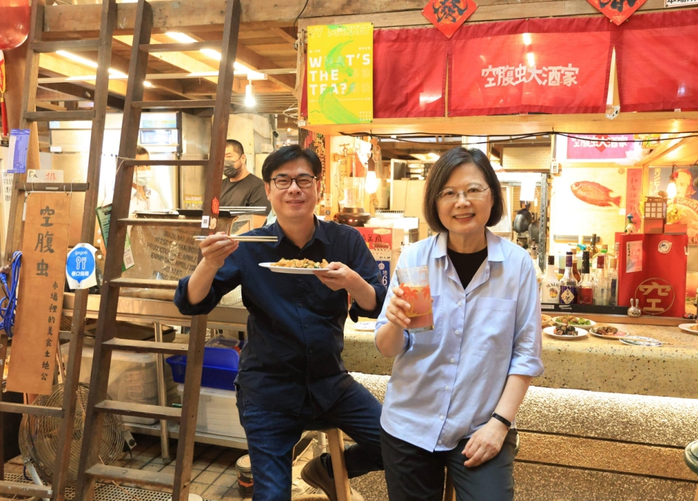 蔡總統訪鹽埕市場 公有零售市場品嚐市場特色小吃