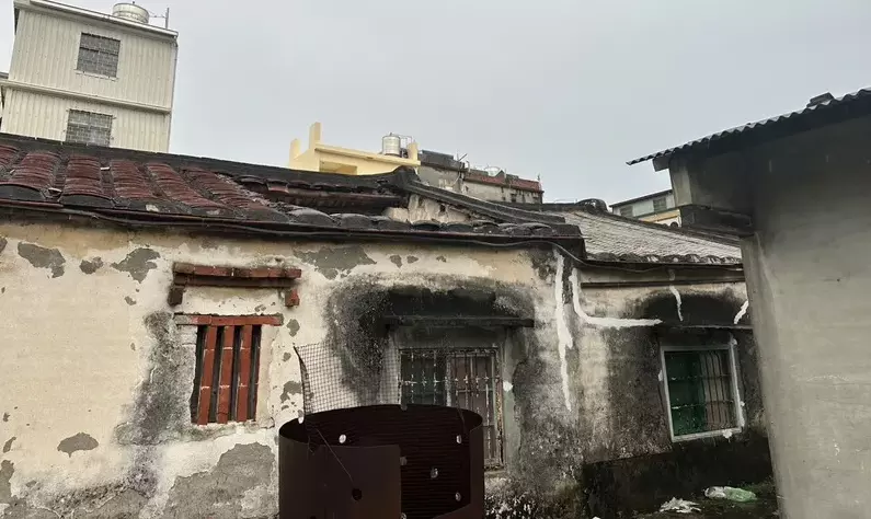 颱風天高雄蚵仔寮古厝倒塌 弱勢母子躲過一劫