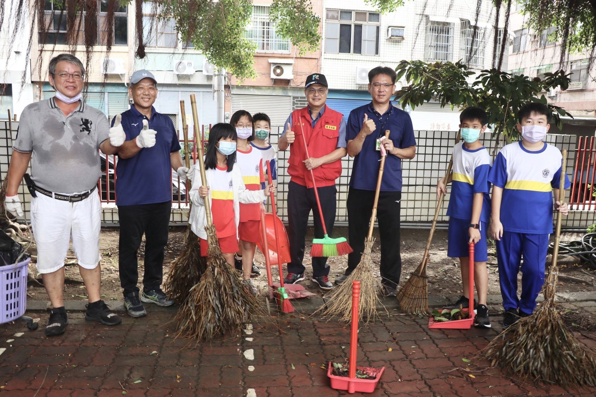 颱風後校園防範登革熱 高市教育局長關心環境清理