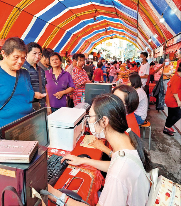 高雄林園區東林福德廟求發財金 人潮不斷