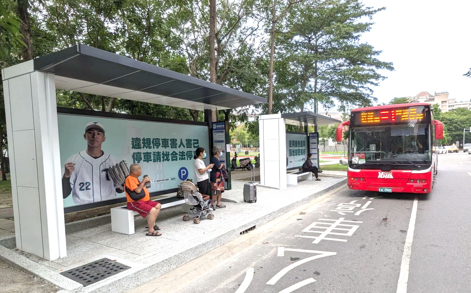 友善候車環境 高市建50座公車候車亭、60座車椅