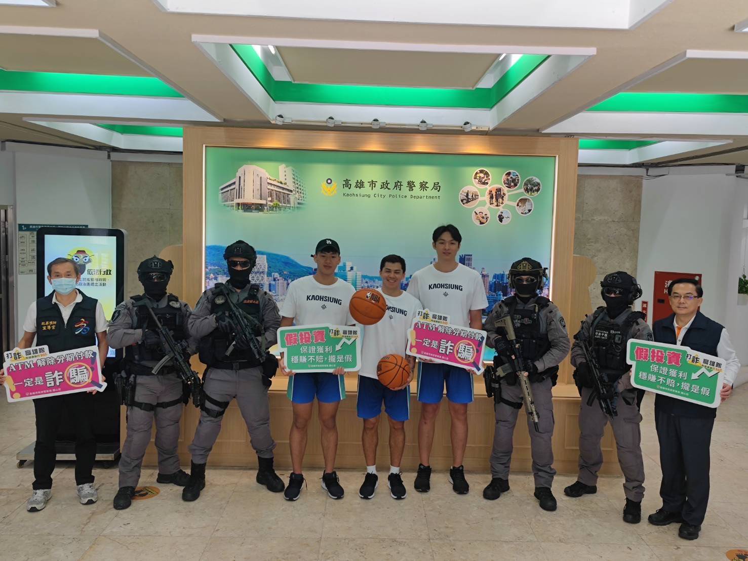 城市職籃球星體驗特警演訓 宣傳市民提升反詐欺意識