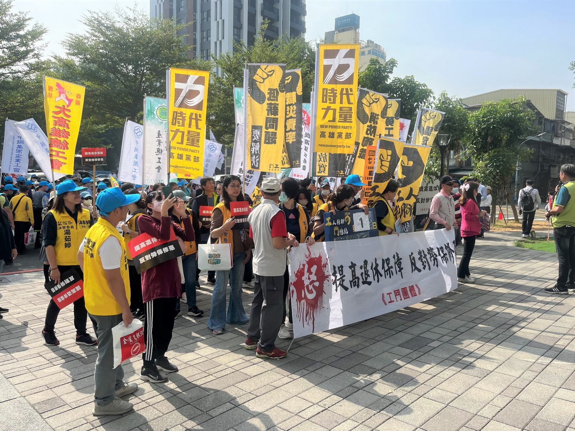 總工會勞動權益訴求大遊行 行政院南服中心郭培榮接下陳情書