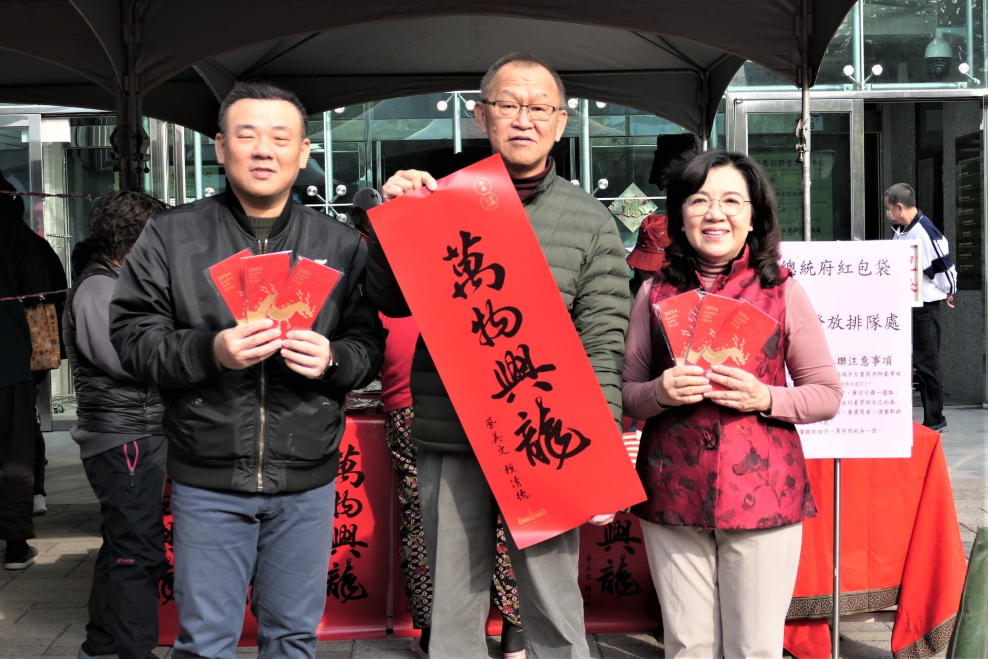 政院南服中心邀書法家揮毫寫贈賀新春 加碼客家畫糖贈民眾