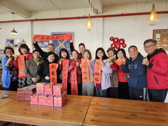 名家揮毫贈春聯 桃園榮家老幼同喜迎新春