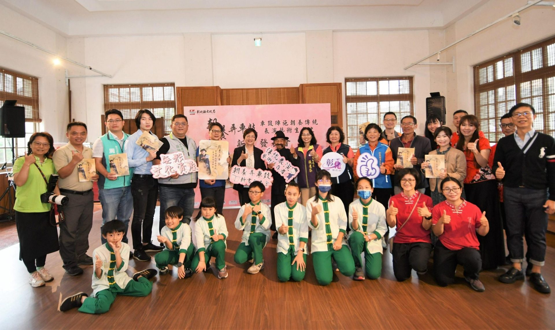 全台首位「車鼓陣」保存者施朝養藝師生命史專書