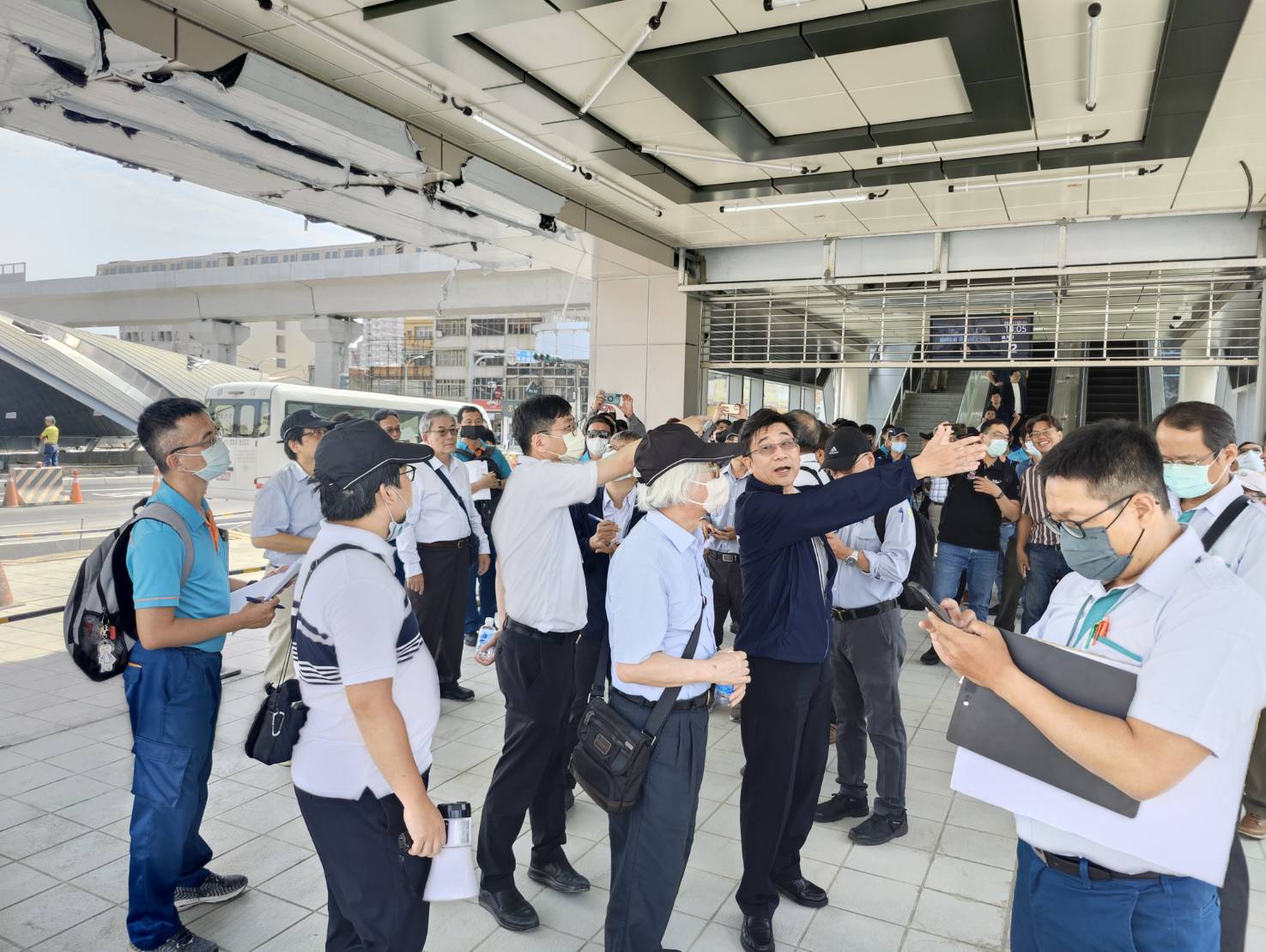 高市議會交通委員會考察輕軌轉乘環境 及火車站動線