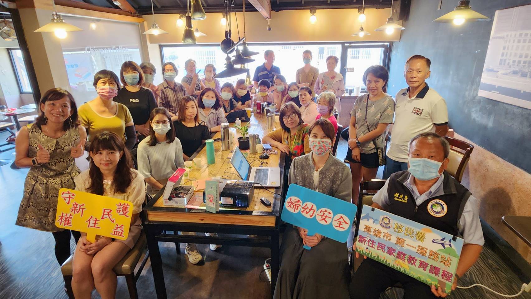 高雄移民署服務新住民 宣導執行署拍賣會及性別平權