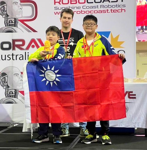 高雄市長陳其邁主持「卸、新任分局長聯合布達交接典禮」局長林炎田擔任監交