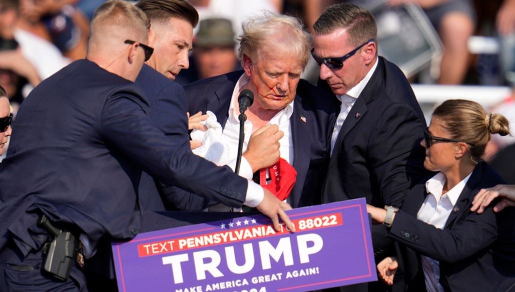 川普造勢遭槍擊「右耳上部」中彈 槍手遭擊斃