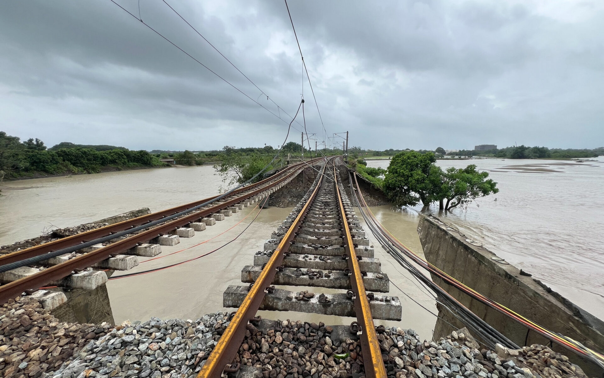 鐵軌路基流失」新營至嘉義鐵路中斷 改以公路接駁