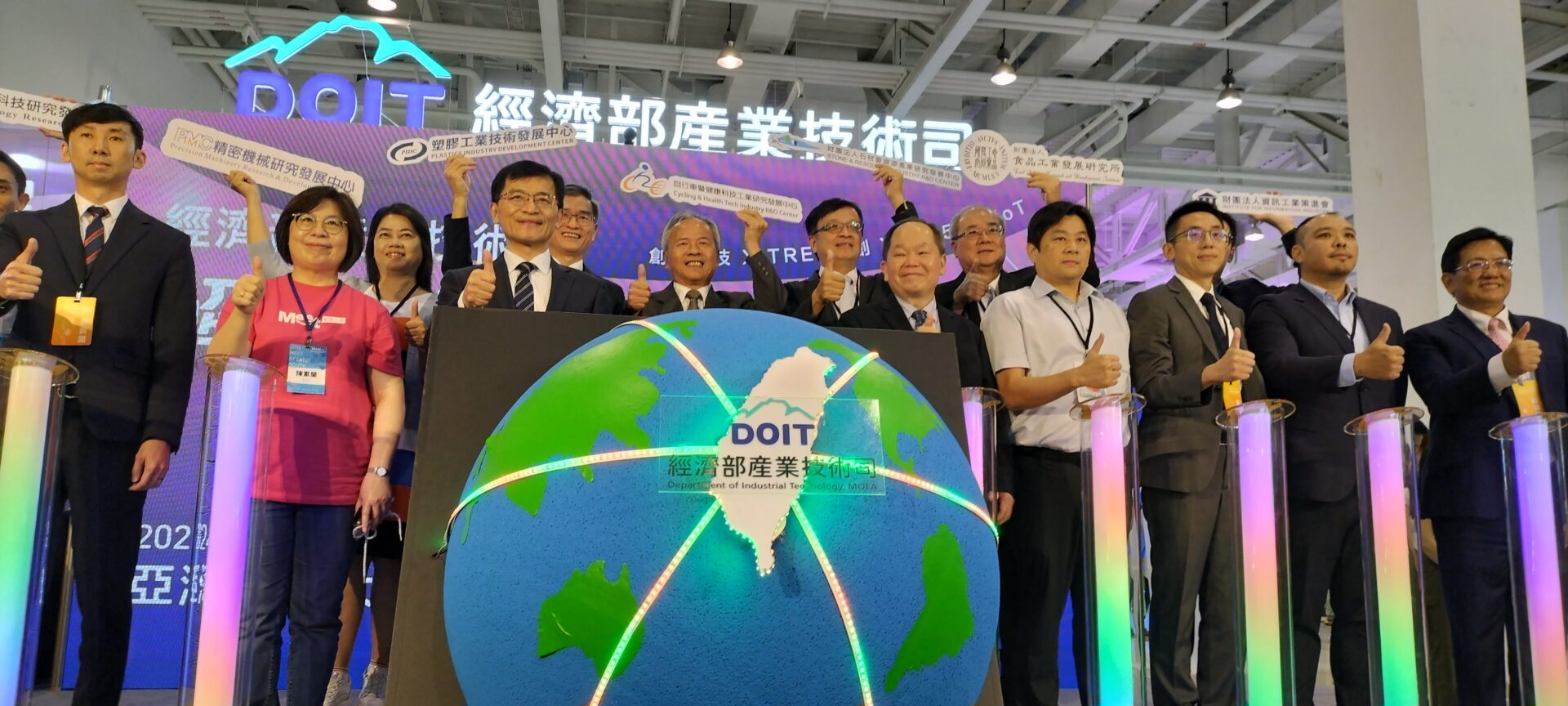 2024高雄海洋派對大港造筏逗趣登場 陳其邁率隊同樂下水競速體驗