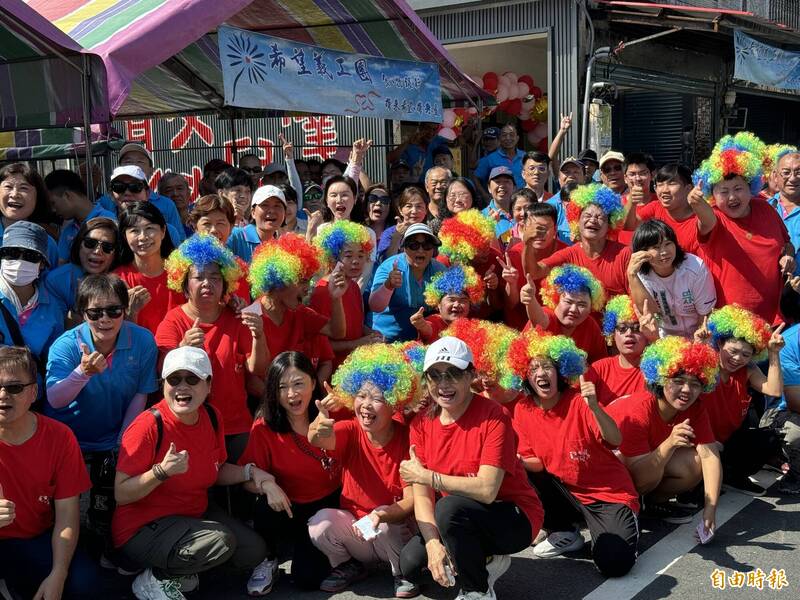 藍寶石演出落幕胡瓜送幸福 率藝人高雄長照機構慰訪 高雄市長陳其邁出席表感謝 全場合唱〈快樂的出航〉