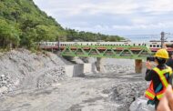 卓揆：台鐵西小清水溪橋提前通車 給旅客帶來新年賀禮