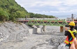 卓揆：台鐵西小清水溪橋提前通車 給旅客帶來新年賀禮