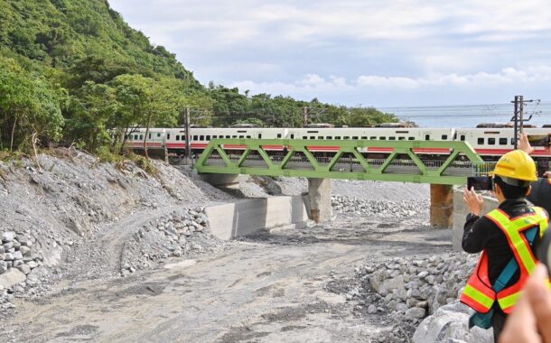 卓揆：台鐵西小清水溪橋提前通車 給旅客帶來新年賀禮