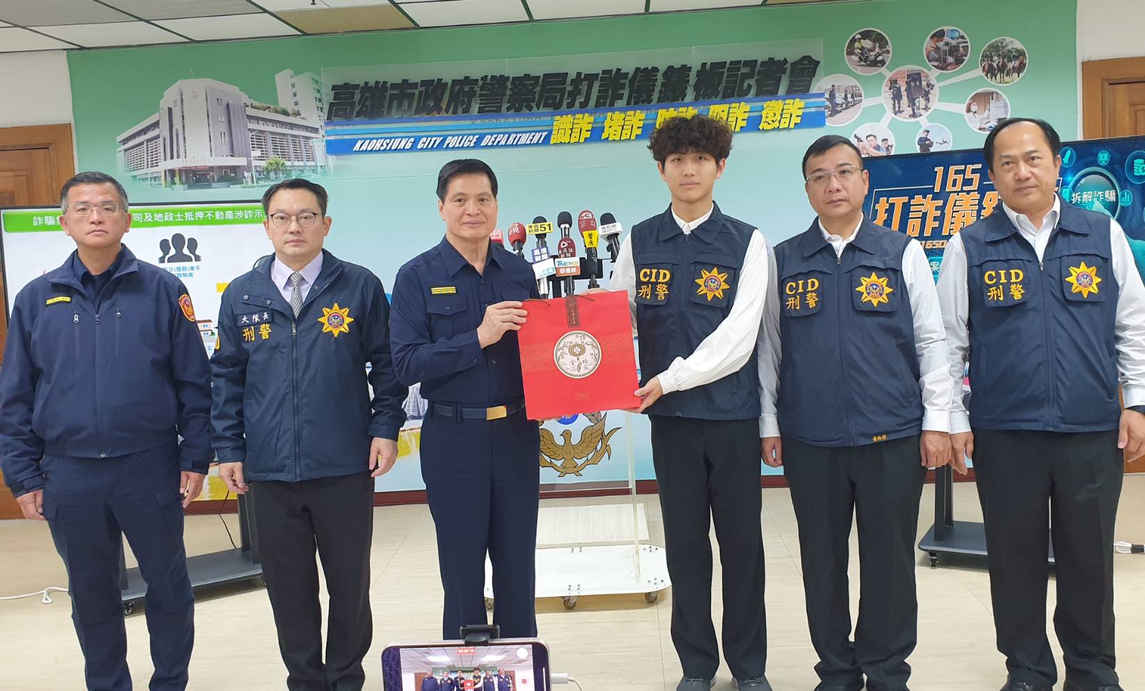 苓雅分局破詐騙集團逮首犯等10名成員 市警局長林炎田頒獎表揚