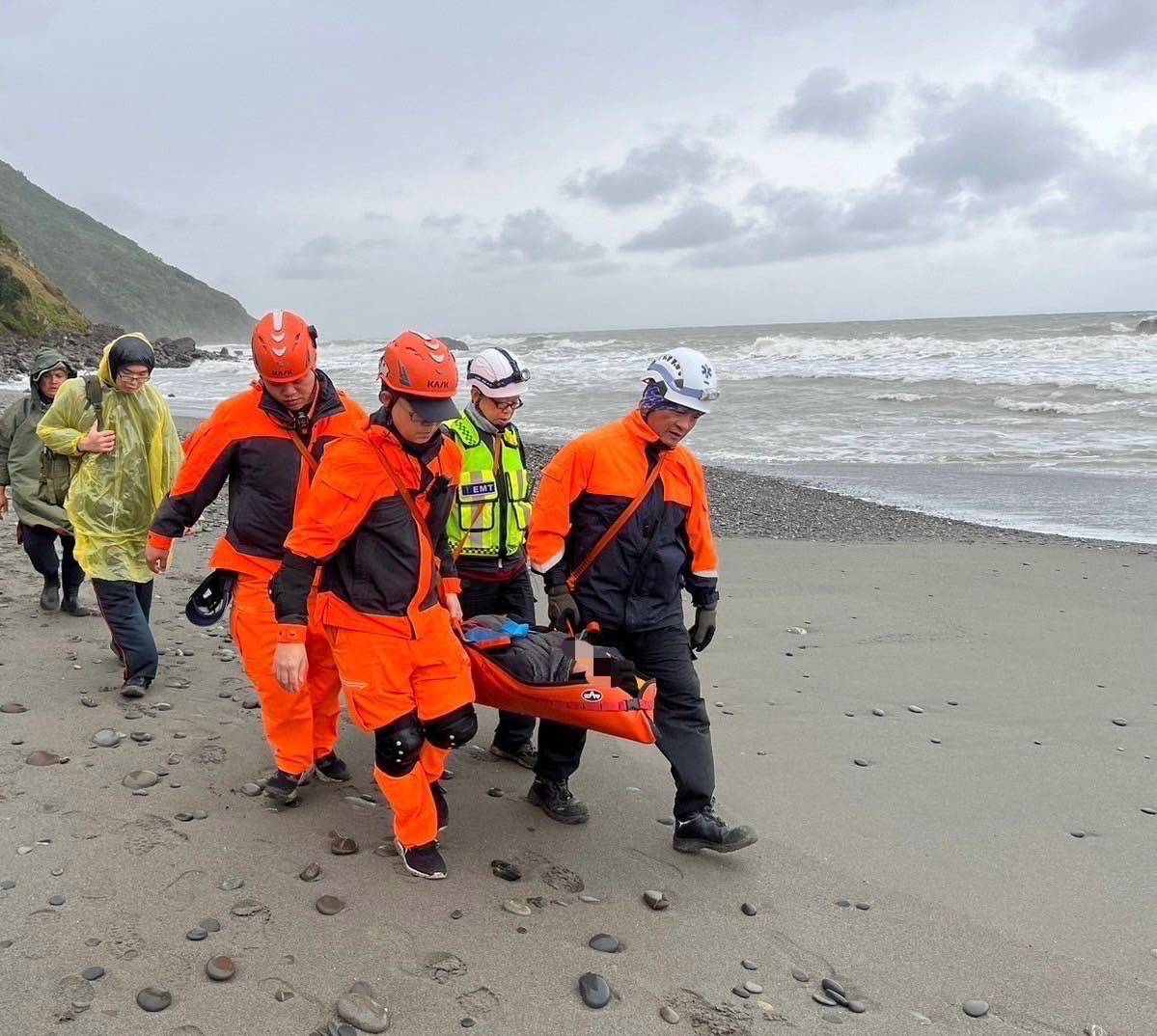 遊客阿塱壹古道失足骨折 海巡火速救援送醫