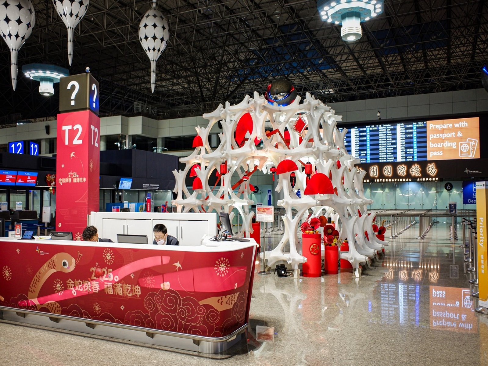 桃園機場添年味迎旅客 平安許願卡書寫寄祝福