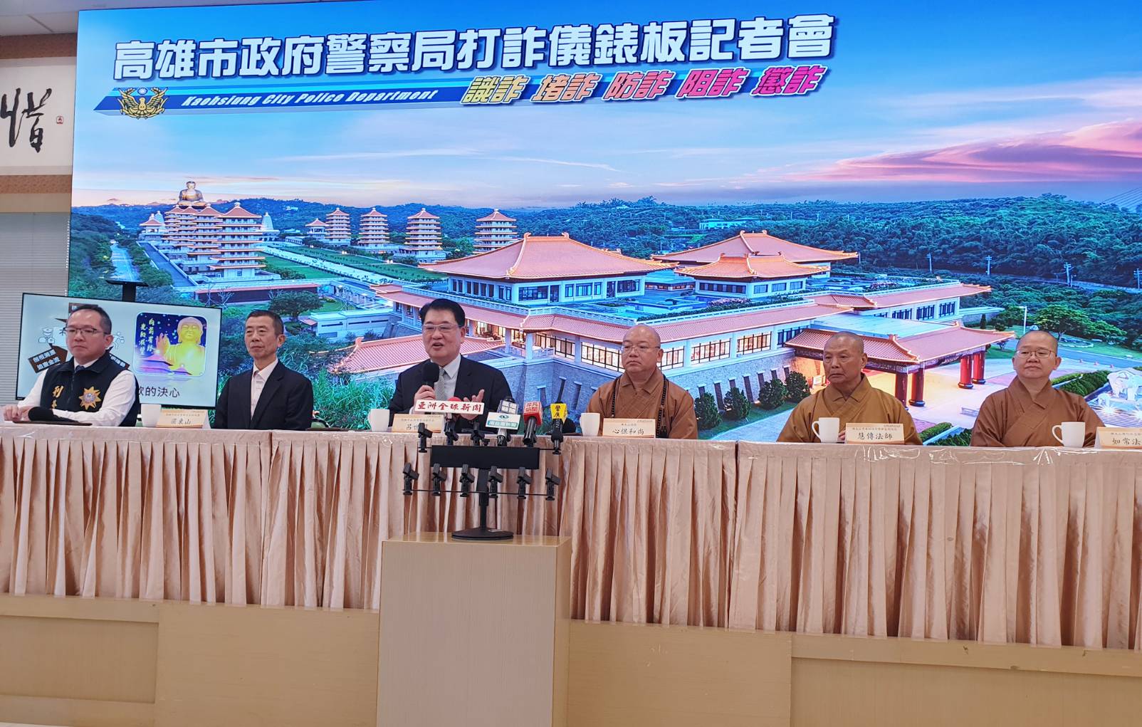 確保市民消費娛樂購物環境安全 羅達生率隊聯合稽查百貨商場