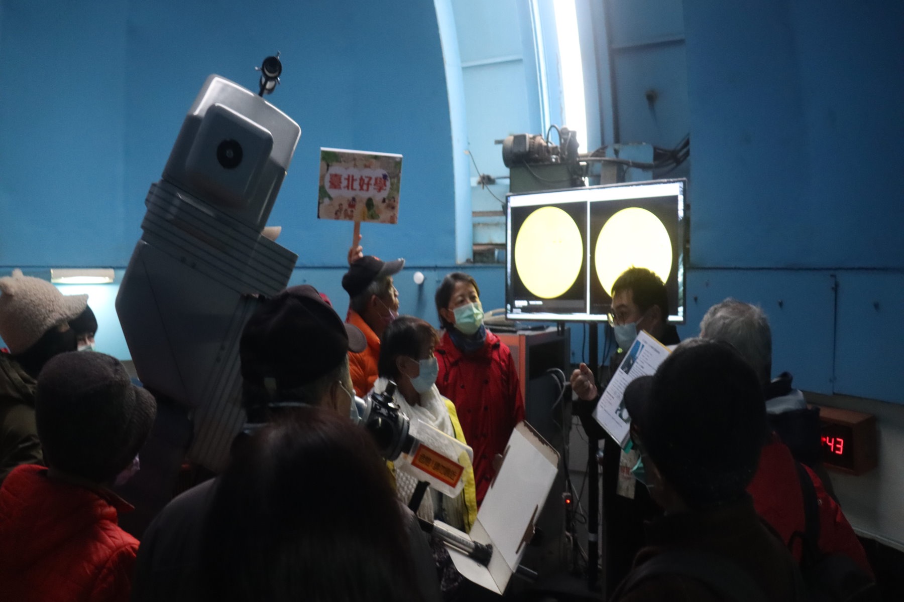 台北天文館邀長者白天觀星 用大望遠鏡與月球、金星來場近距離對話