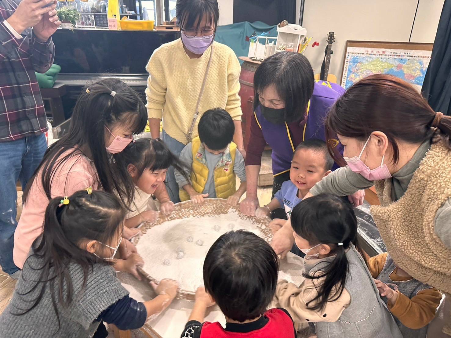 基隆市老幼前夕慶元宵 搓湯圓猜燈謎