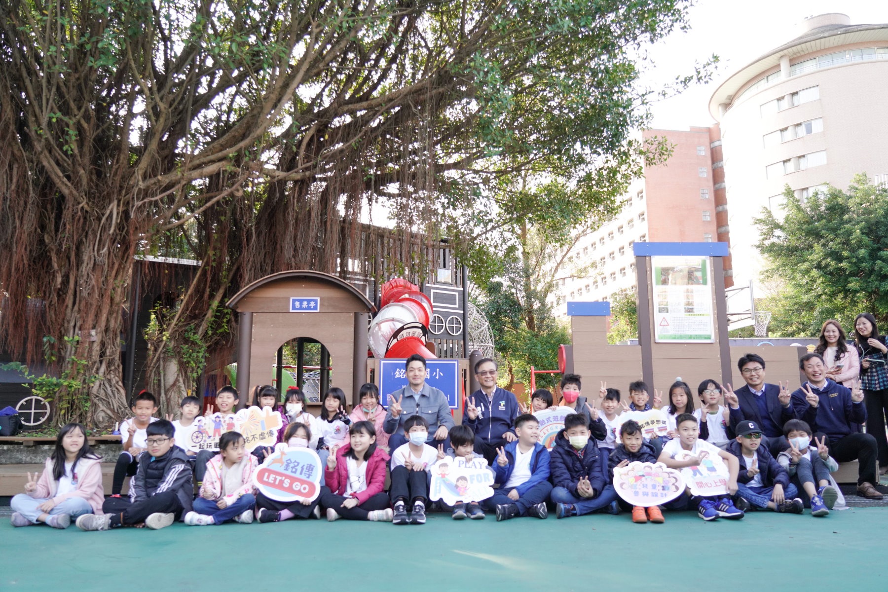 開學日 蔣萬安迎接學童返校 體驗共融式遊戲場