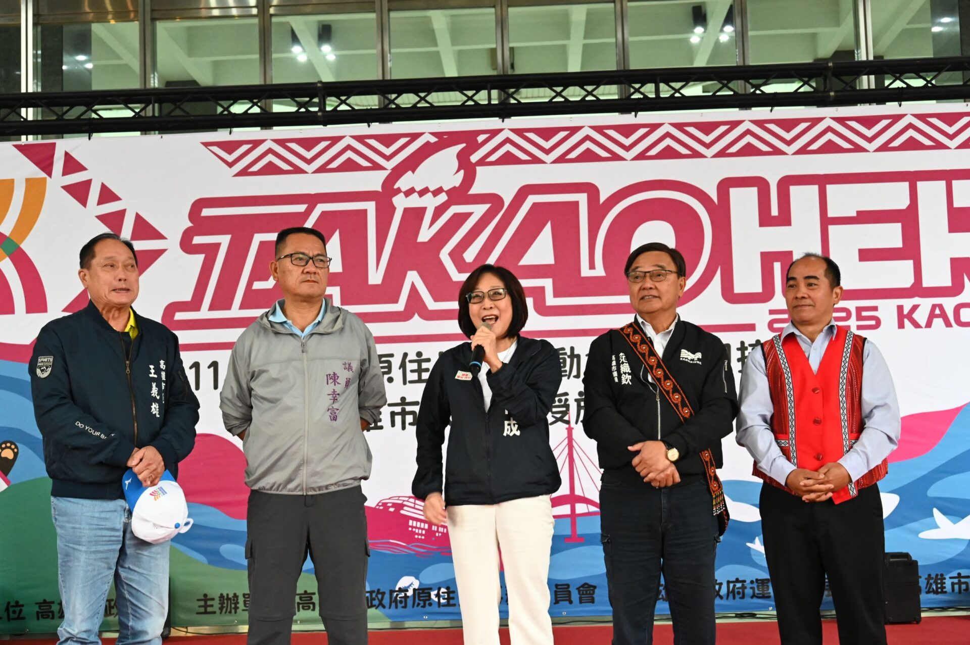 議長康裕成為全國原住民族運動會高雄市代表隊授旗，勉勵冠軍留高雄