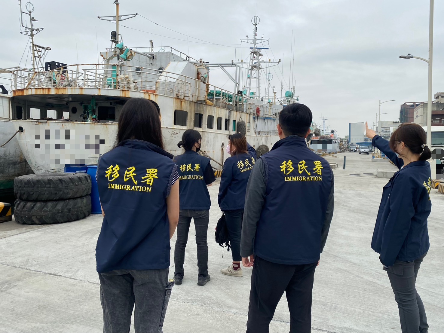 防杜漁港黑工 高雄移民署聯合友軍查獲船員非法工作