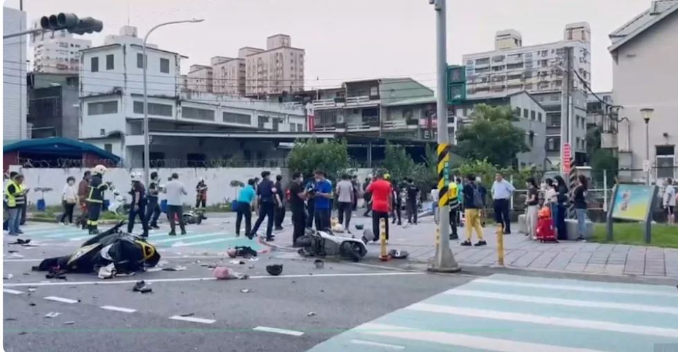 78歲翁三峽駕車暴衝 害15傷3人不治