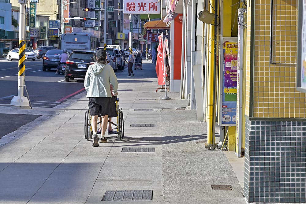 左營大路人行環境改造完成 走路更舒適、天際線變美