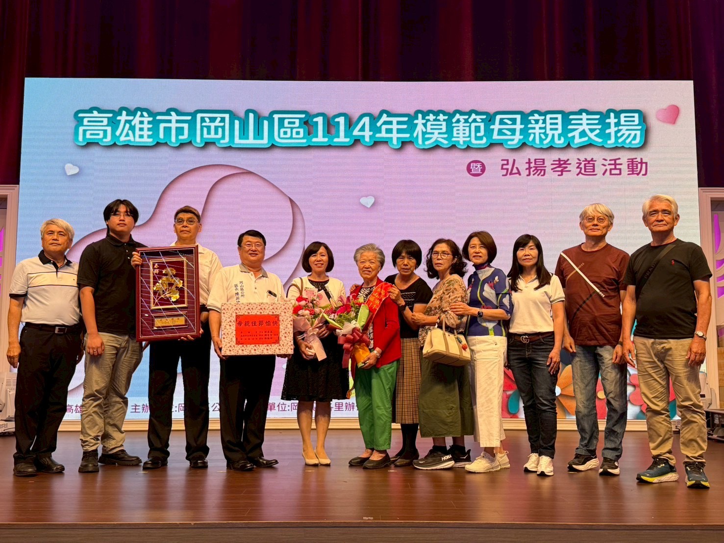 高雄岡山慶祝母親節大會 表揚各里模範母親