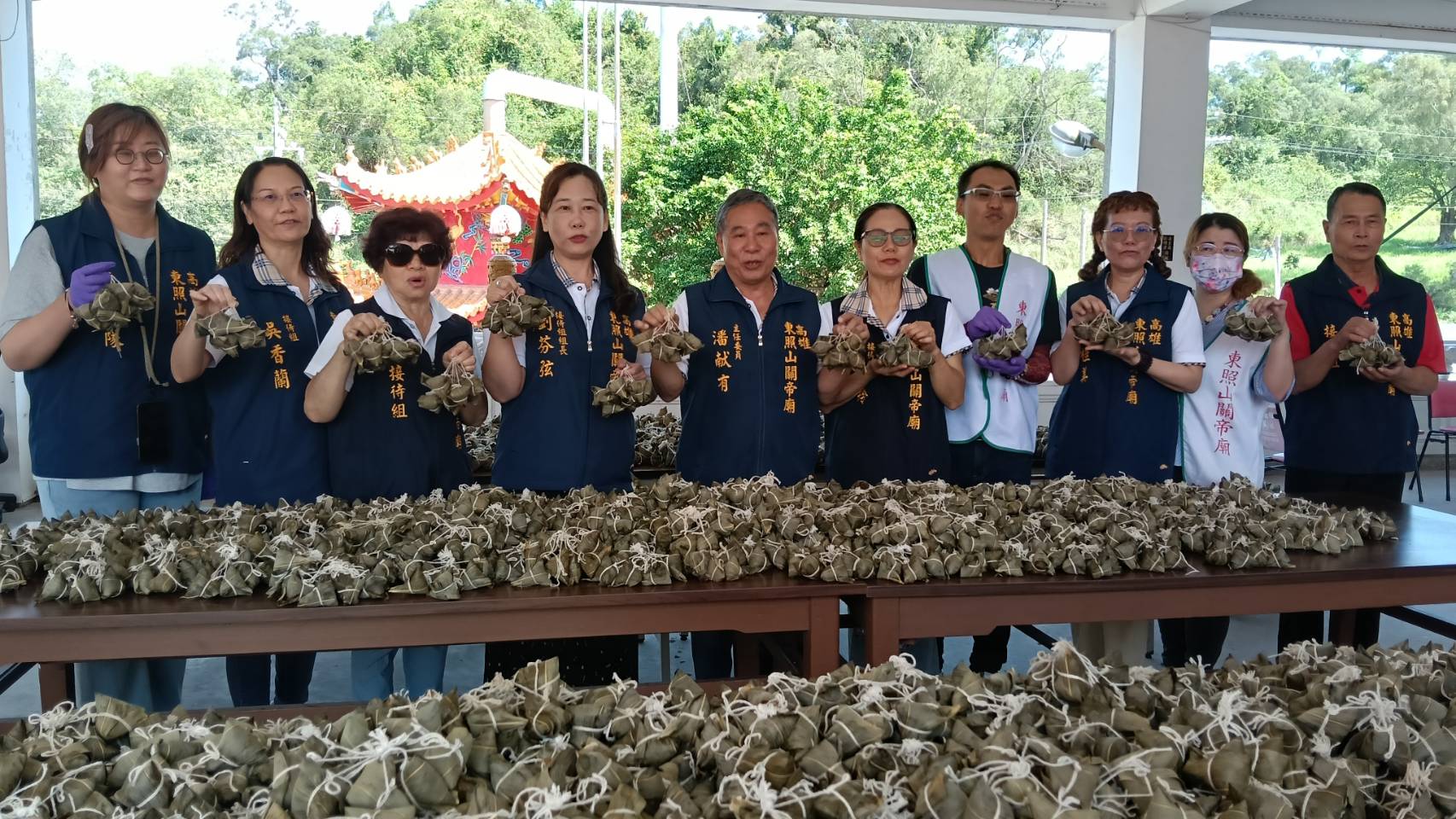 高雄東照山端午送粽與午時水 信眾攜家帶眷喜迎節慶