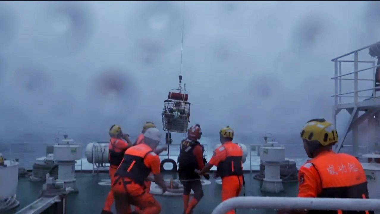 雙颱影響海象惡劣 海巡苦戰千浬成功救援