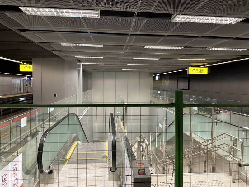 台鐵高雄站月台直通高捷「連通道」11日開放