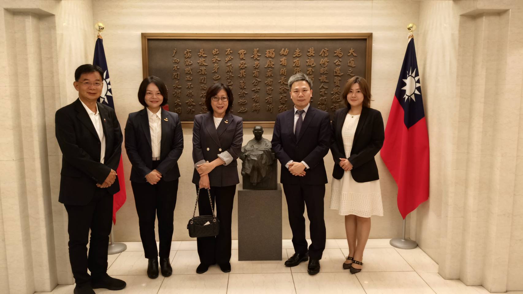 高市議長康裕成拜會駐日代表李逸洋 談深化台日交流