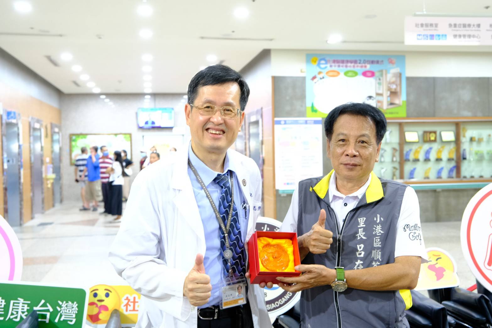 里長父子合力捐贈72台輪椅 打造更便利醫療環境