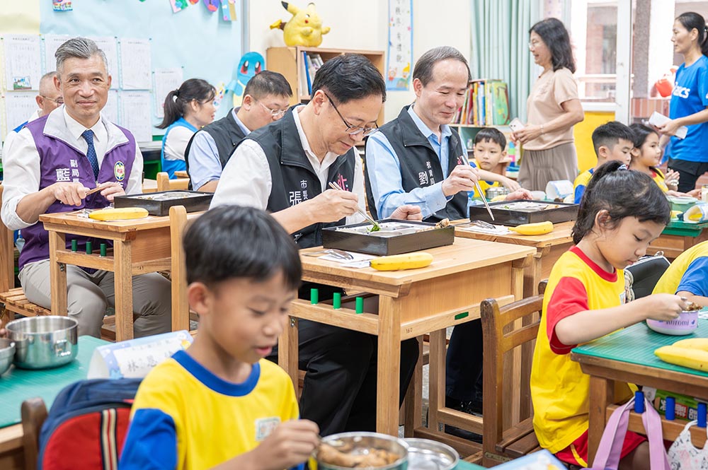張善政視察國中小免費營養午餐 承諾嚴格把關供餐來源