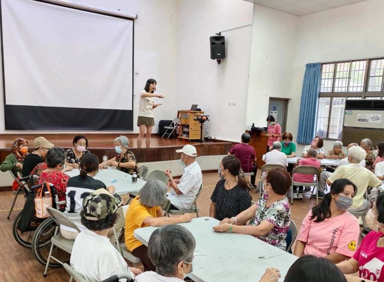 落實家園關懷新 住民親子活動走入社區玩黏土