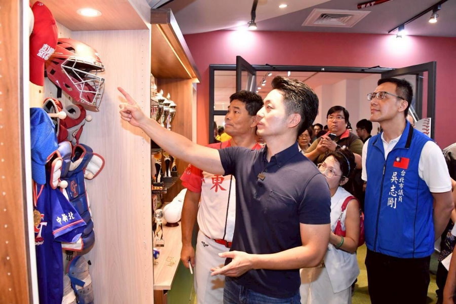 蔣萬安出席東園國小捷運共構大樓啟用 設全台首座室內打擊練習場