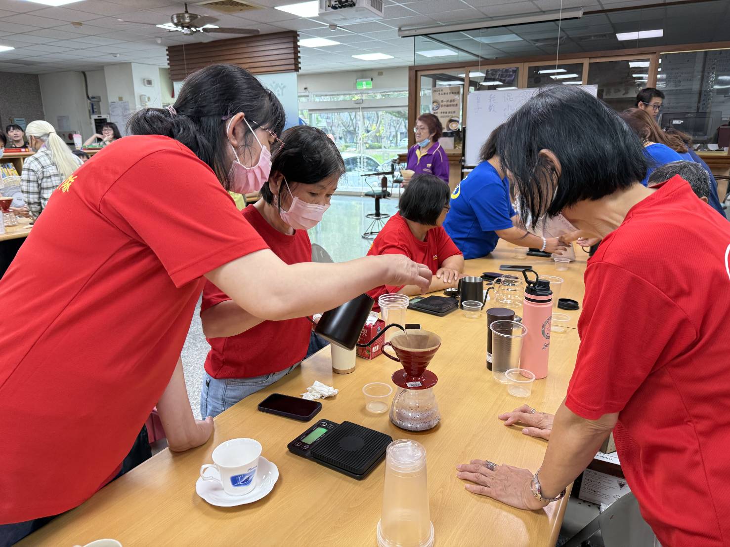 北高雄家扶中心為志工舉辦手沖咖啡在職訓練課程