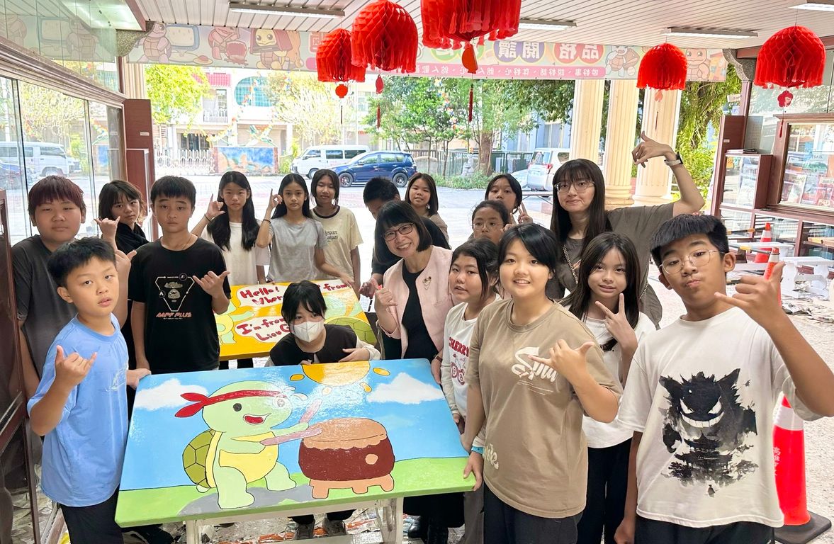 六龜國小校慶師生彩繪老桌椅 翻轉百年偏鄉校園風貌