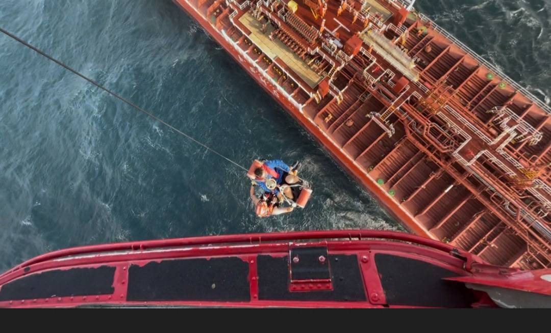 臺籍化學輪船員身體不適 海巡空勤馳騁救援送醫