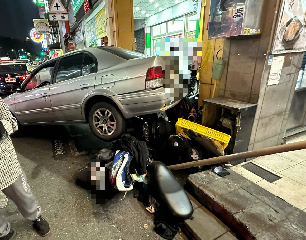 車輛倒退撞上6部機車 警鑑定肇事責任