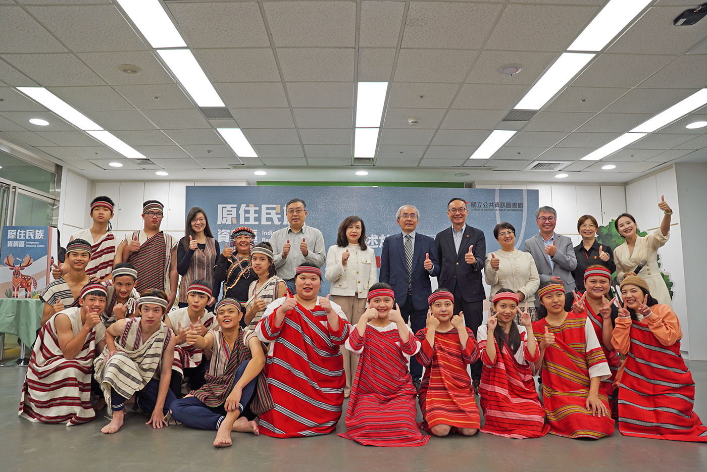 國資圖打造新型態「原住民族資料區」 展出臺灣原住民族服飾工藝之美