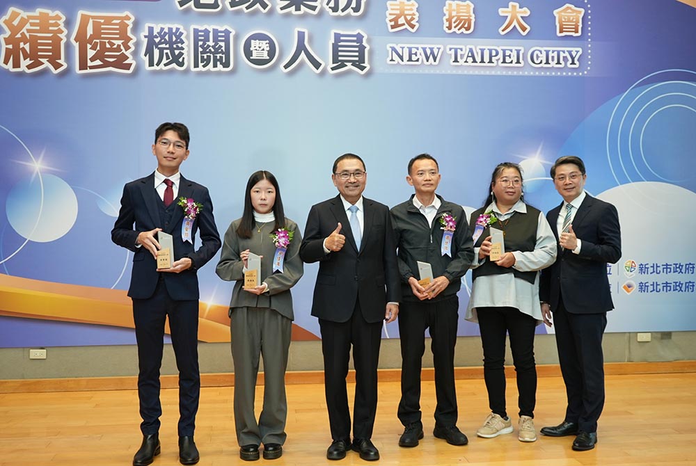 新北表揚地政績優人員 侯友宜首頒「防詐」獎項