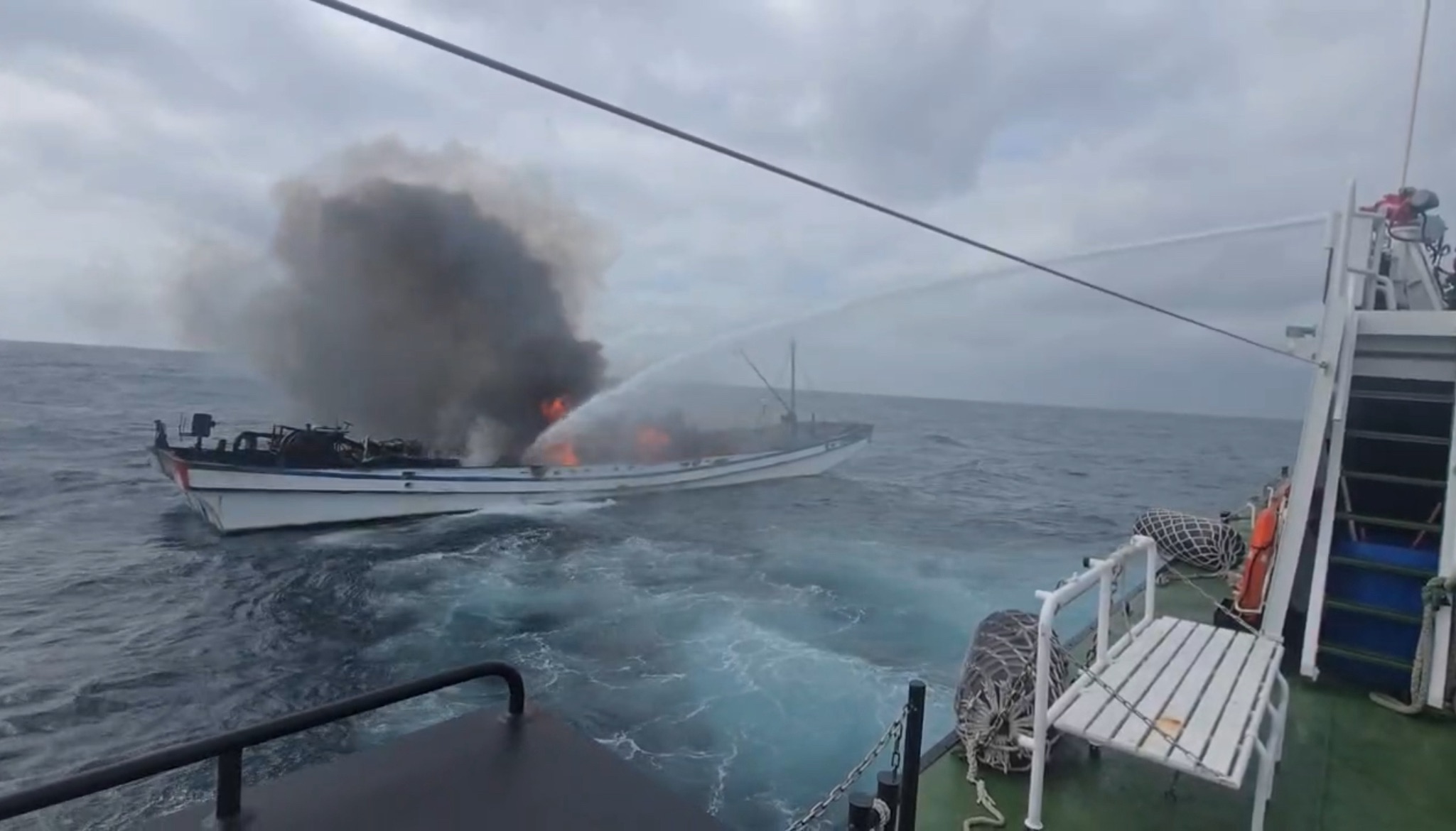 漁船起火燃燒 海巡立即雙艇救援滅火